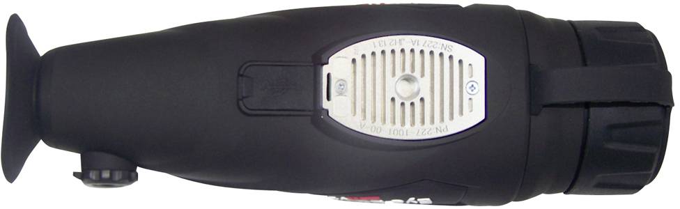 Urządzenie nocnego widzenia w czarnej obudowie, widok z boku. Sprzęt posiada obiektyw i elementy sterujące.