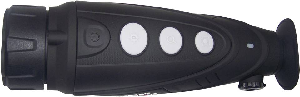 Przenośny monokularowy przyrząd noktowizyjny z wieloma przyciskami sterującymi, ergonomiczną budową i zintegrowanym obiektywem.