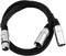 Czarny kabel XLR z trzypinowymi złączami na obu końcach, stosowany w profesjonalnych zastosowaniach audio.