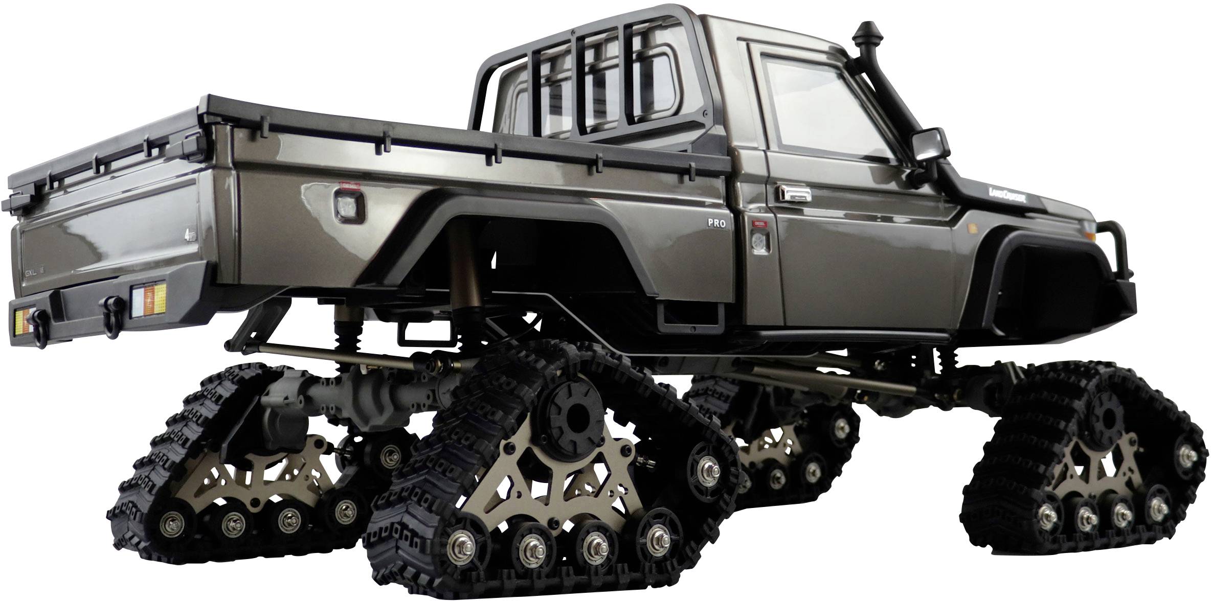 Czarny pojazd z napędem gąsienicowym zamiast kół, przypominający samochód terenowy, stoi sfotografowany z boku na białym tle.