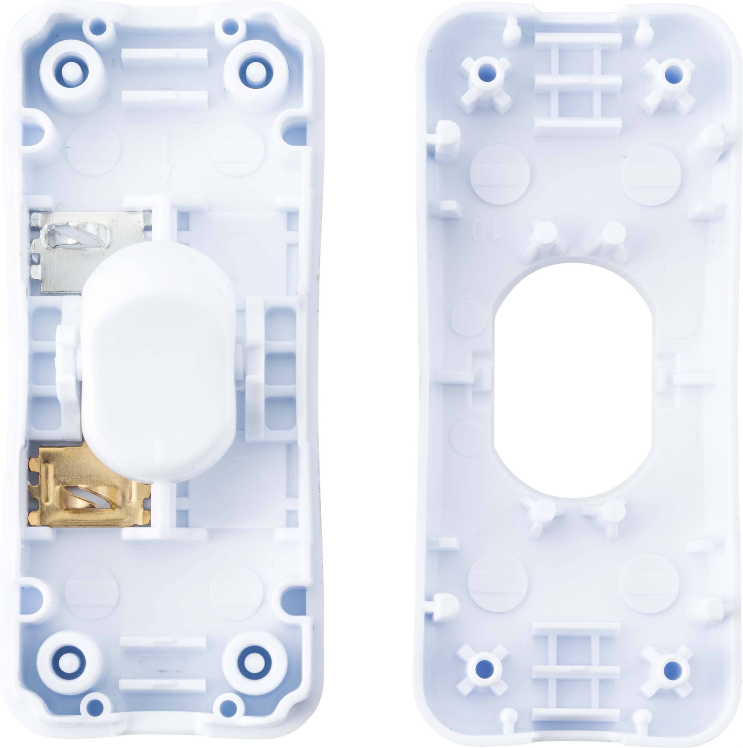 Dwa elementy białego włącznika elektrycznego, rozłożone obok siebie. Po lewej stronie widać wnętrze z stykami, po prawej - pokrywę.