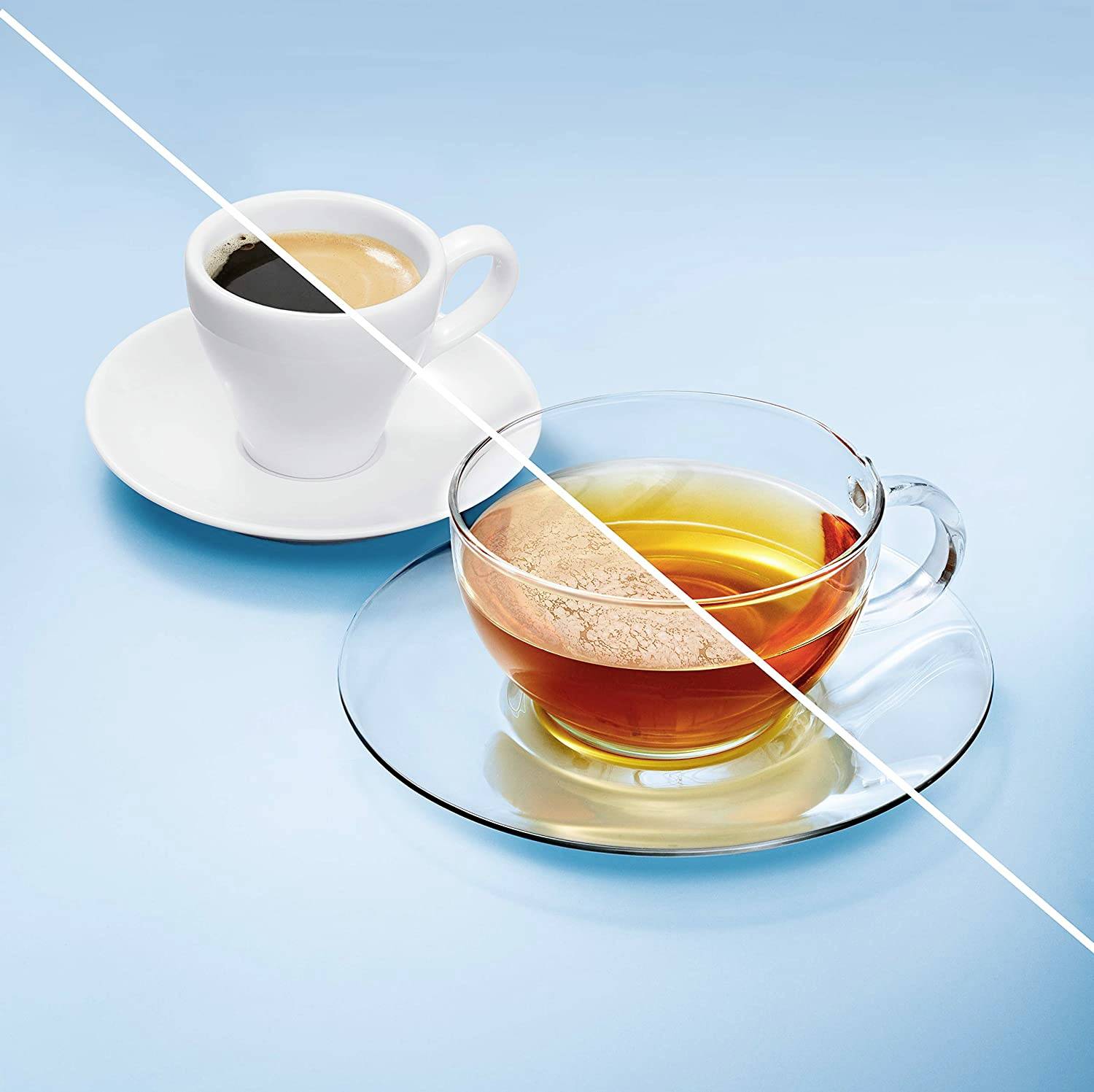 Dwa napoje na niebieskim tle: Po lewej filiżanka espresso na spodku, po prawej szklany kubek herbaty.