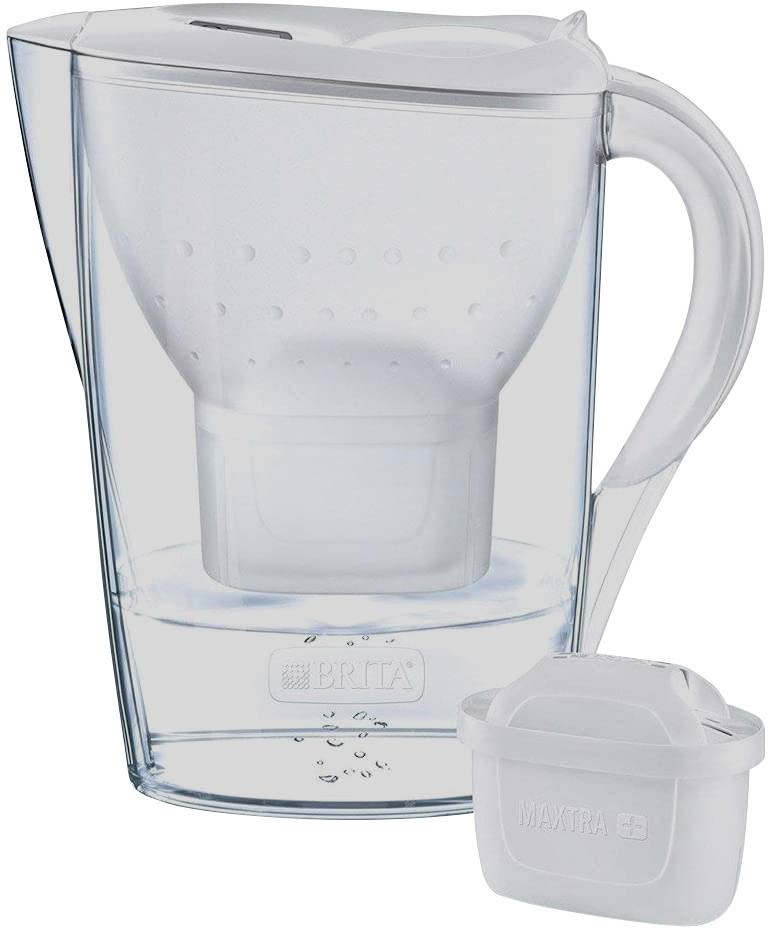 Dzbanek filtrujący do wody i wkłady wymienne. Dzbanek jest przezroczysty, z białym uchwytem i pokrywką. Obok niego wkład wymienny z napisem 'Maxtra'.