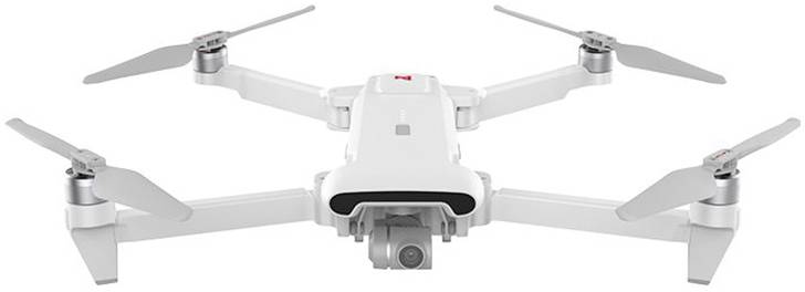Biały dron z czterema śmigłami, modułem kamery z przodu. Ustawiony w pozycji gotowości do lotu na płaskiej powierzchni.