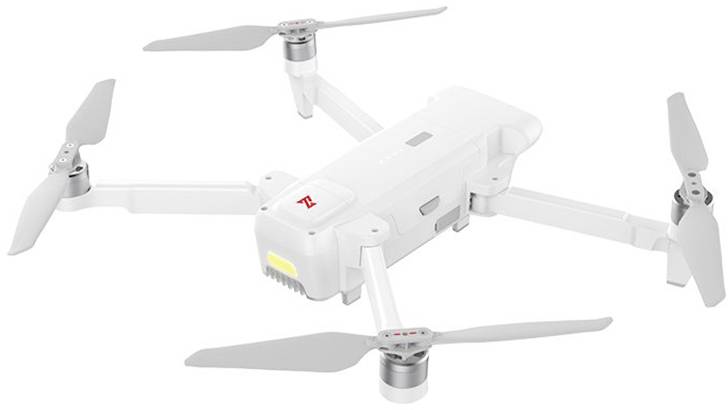 Biały dron z czterema śmigłami, kompaktowy i nowocześnie zaprojektowany, nadaje się do wykonywania zdjęć lotniczych i rekreacyjnych lotów.