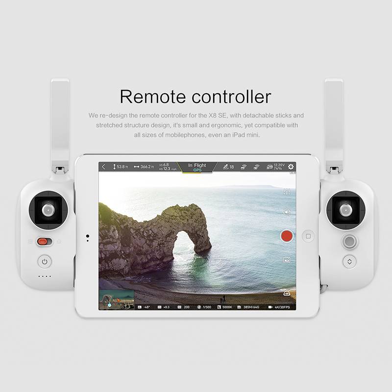 Pilot zdalnego sterowania z zamontowanym tabletem wyświetla krajobraz nadmorski na ekranie. Na górze widnieje napis 'Remote controller'.