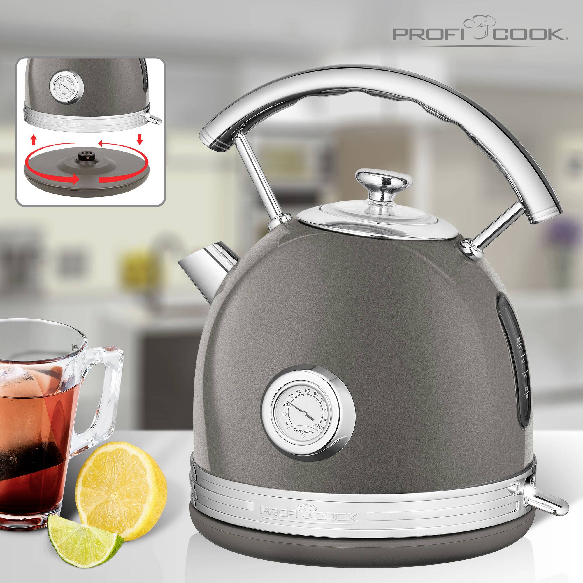 Szary czajnik z wyświetlaczem temperatury, obok filiżanka herbaty z plasterkiem cytryny. W tle rozmyta kuchnia.