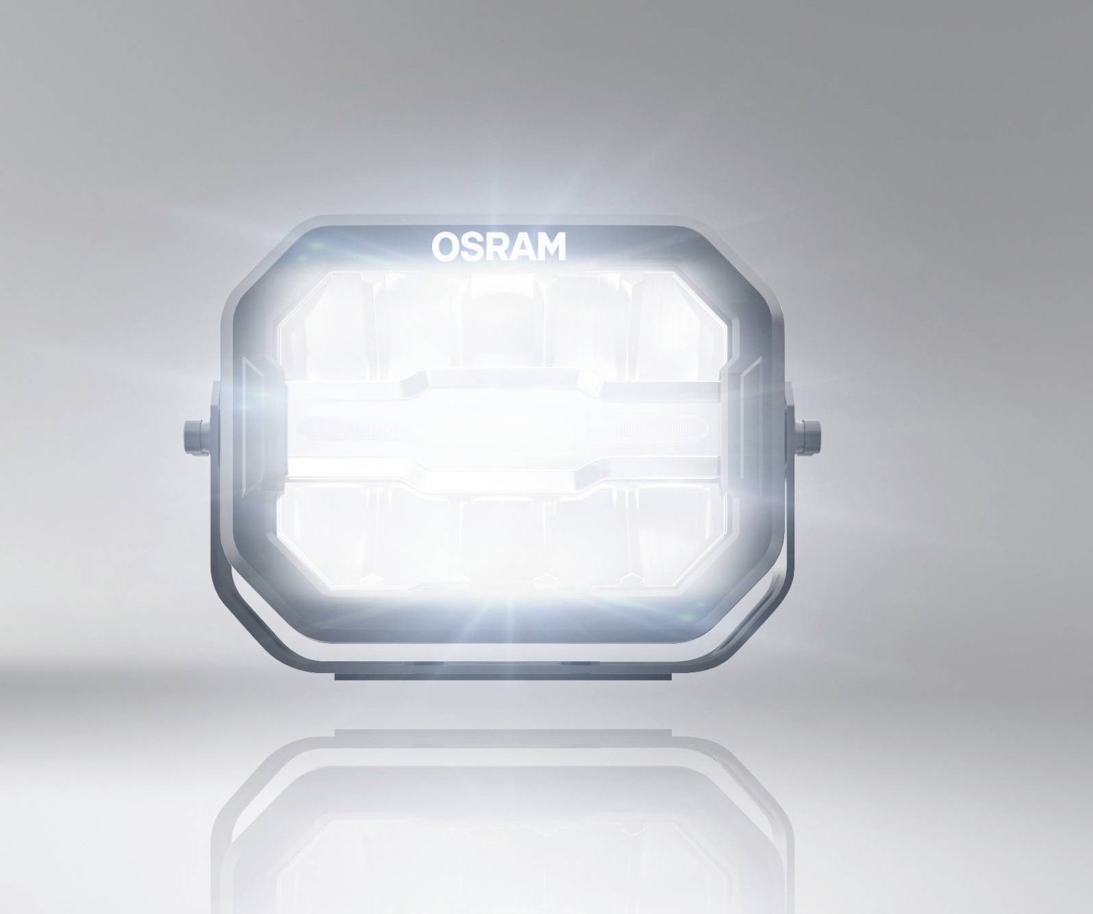 Świecący prostokątny reflektor OSRAM w szarym obudowie na jasnym tle.