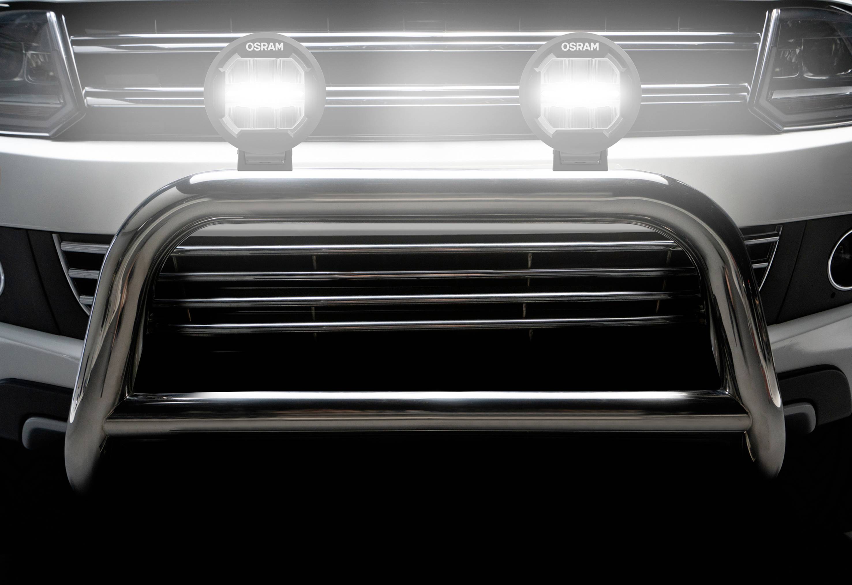 Widok z przodu samochodu z dwoma okrągłymi reflektorami i solidnym, błyszczącym zderzakiem.