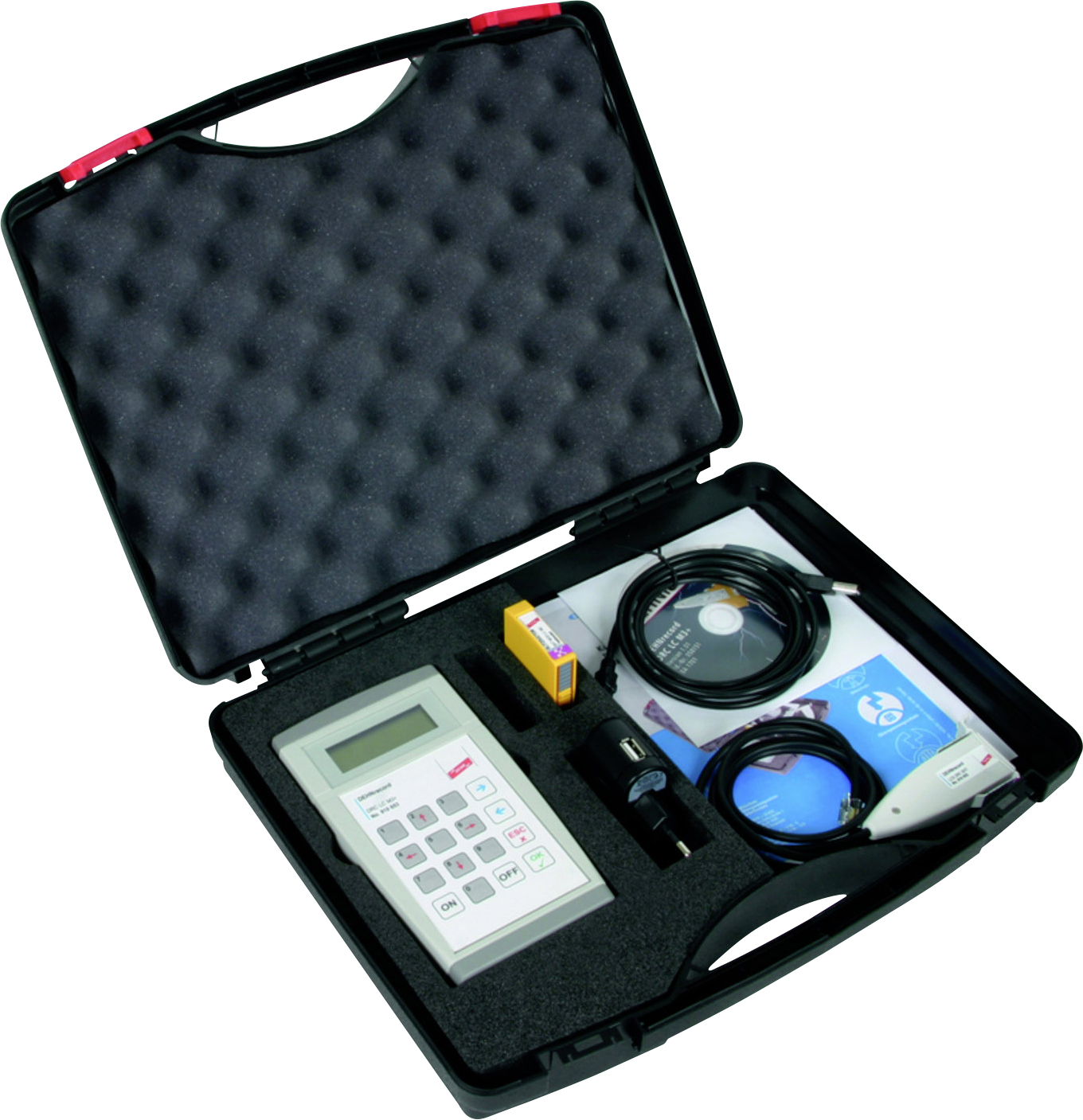 Otwarty czarny kufer z miernikiem, kablami, instrukcją obsługi i wkładem baterii, gotowy do transportu lub użycia.