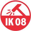 Symbol 'IK 08' w czerwonym kole, wskazujący stopień ochrony przed uderzeniami, przedstawiony za pomocą stylizowanego młotka uderzającego w powierzchnię.
