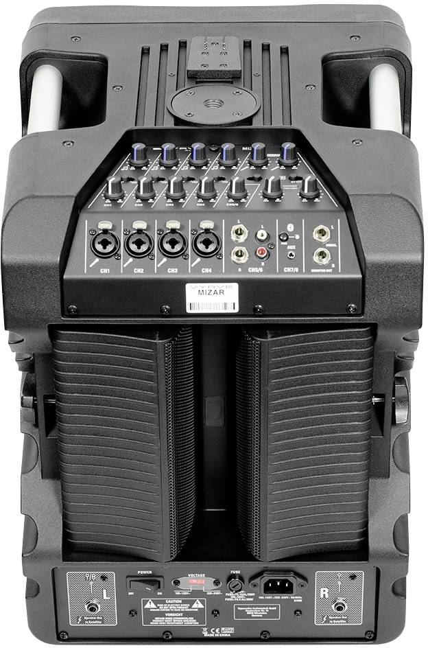 Przenośny system nagłośnieniowy z wieloma złączami u góry, w tym wejściami mikrofonowymi, regulatorami głośności i dodatkowymi gniazdami audio.