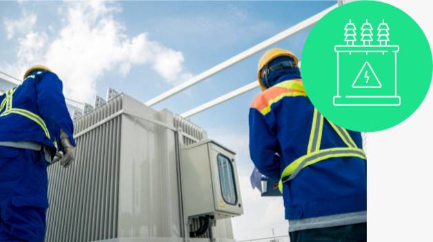 Dwóch pracowników w odzieży ochronnej kontroluje dużą instalację przemysłową w słoneczny dzień. Symbol wysokiego napięcia jest wyświetlony.