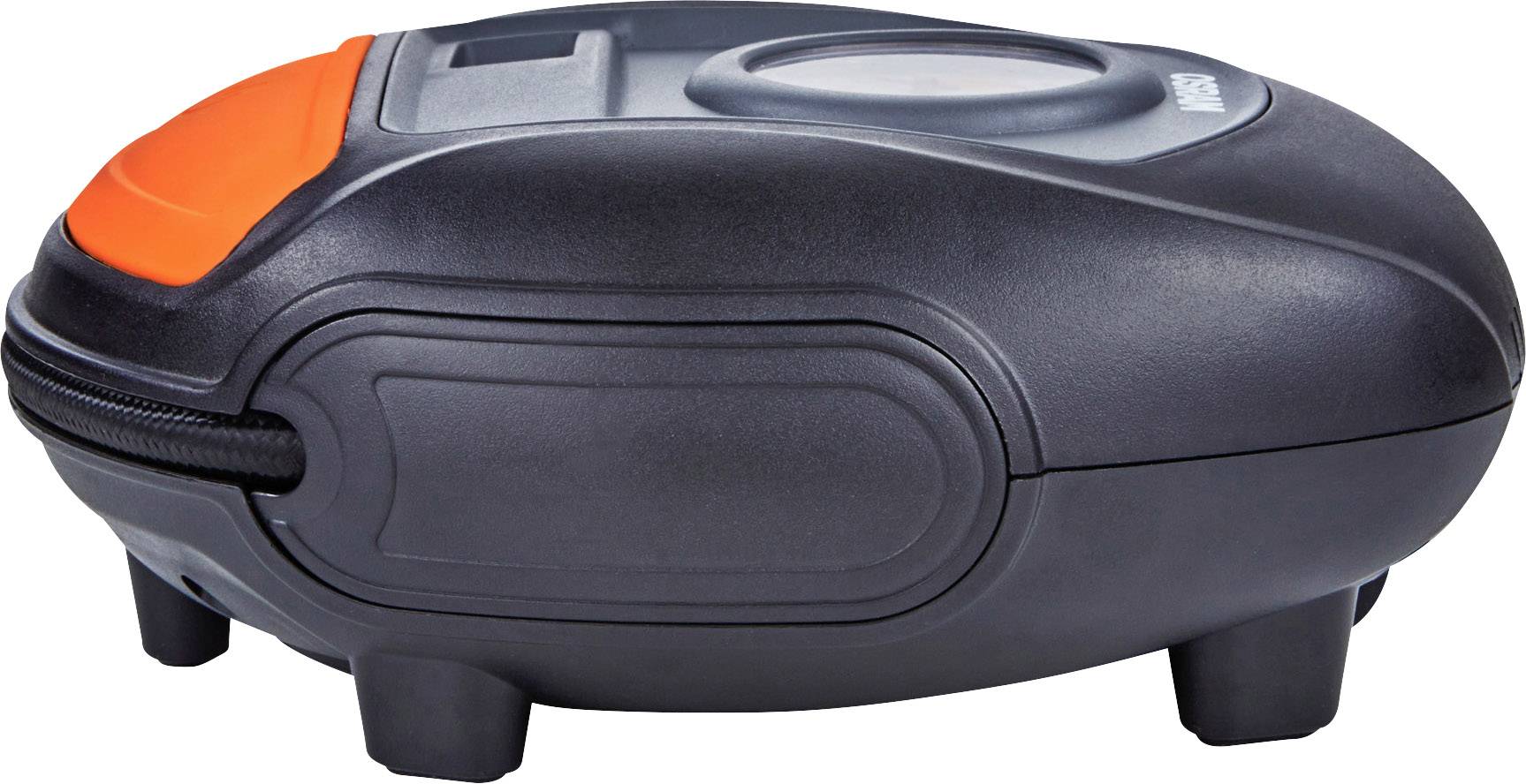 Czarno-pomarańczowy robot koszący trawę o zaokrąglonej formie stoi na białej powierzchni.