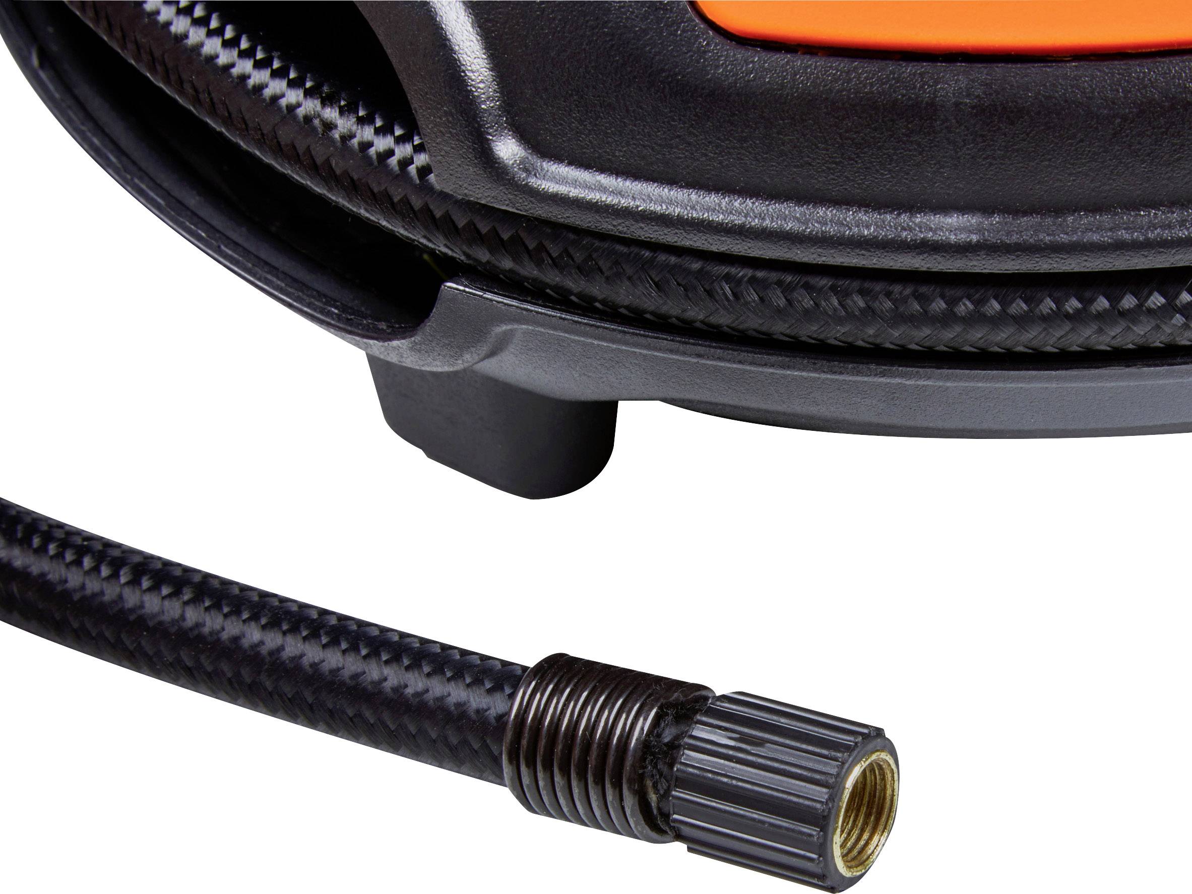 Zbliżenie złącza węża ogrodowego z czarnym, plecionym wężem. Połączenie jest solidne i funkcjonalne.