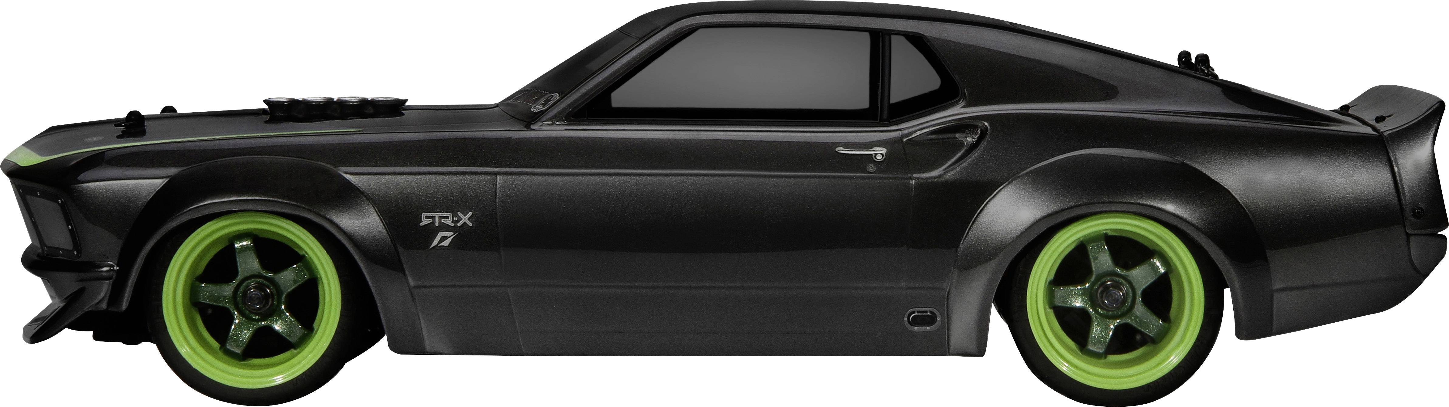 Czarne autko zabawkowe z zielonymi felgami, widziane z boku, na białym tle.