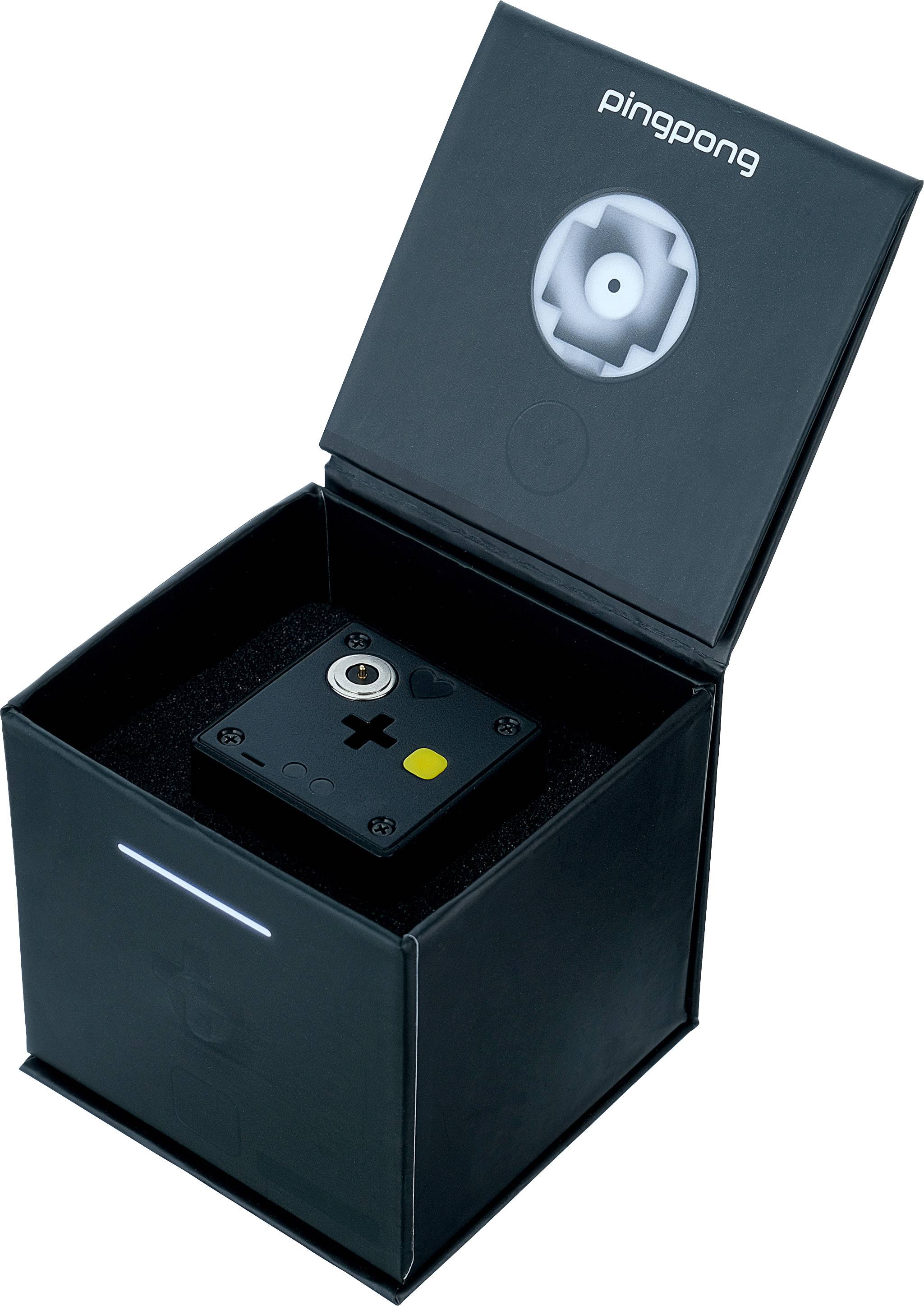 Otwarte czarne pudełko z elektronicznym urządzeniem w środku, przypominającym kamerę. Na wierzchu pudełka widnieje napis 'pingpong'.