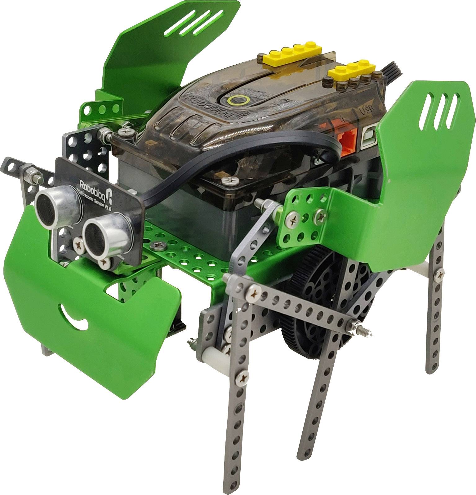 Robot metalowo-plastikowy z czujnikami z przodu i zielonymi skrzydłami, zamontowany na kołach, przeznaczony do celów edukacyjnych i projektów robotycznych.