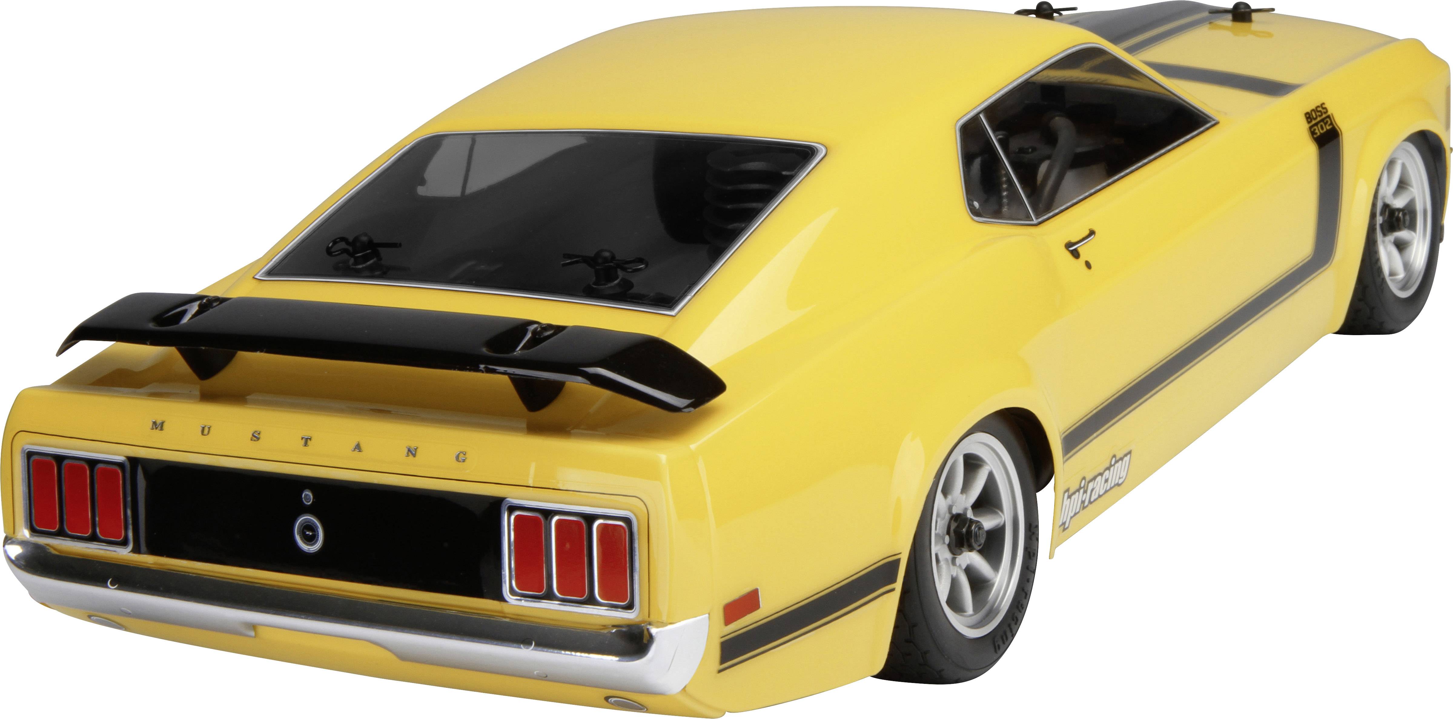 Żółty samochód modelarski o sportowej sylwetce z czarnym tylnym skrzydłem. Felgi i szyby są czarne.
