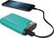 Smartfon jest ładowany przez kabel USB przy użyciu przenośnego powerbanku. Powerbank wyświetla cyfrowy wskaźnik.