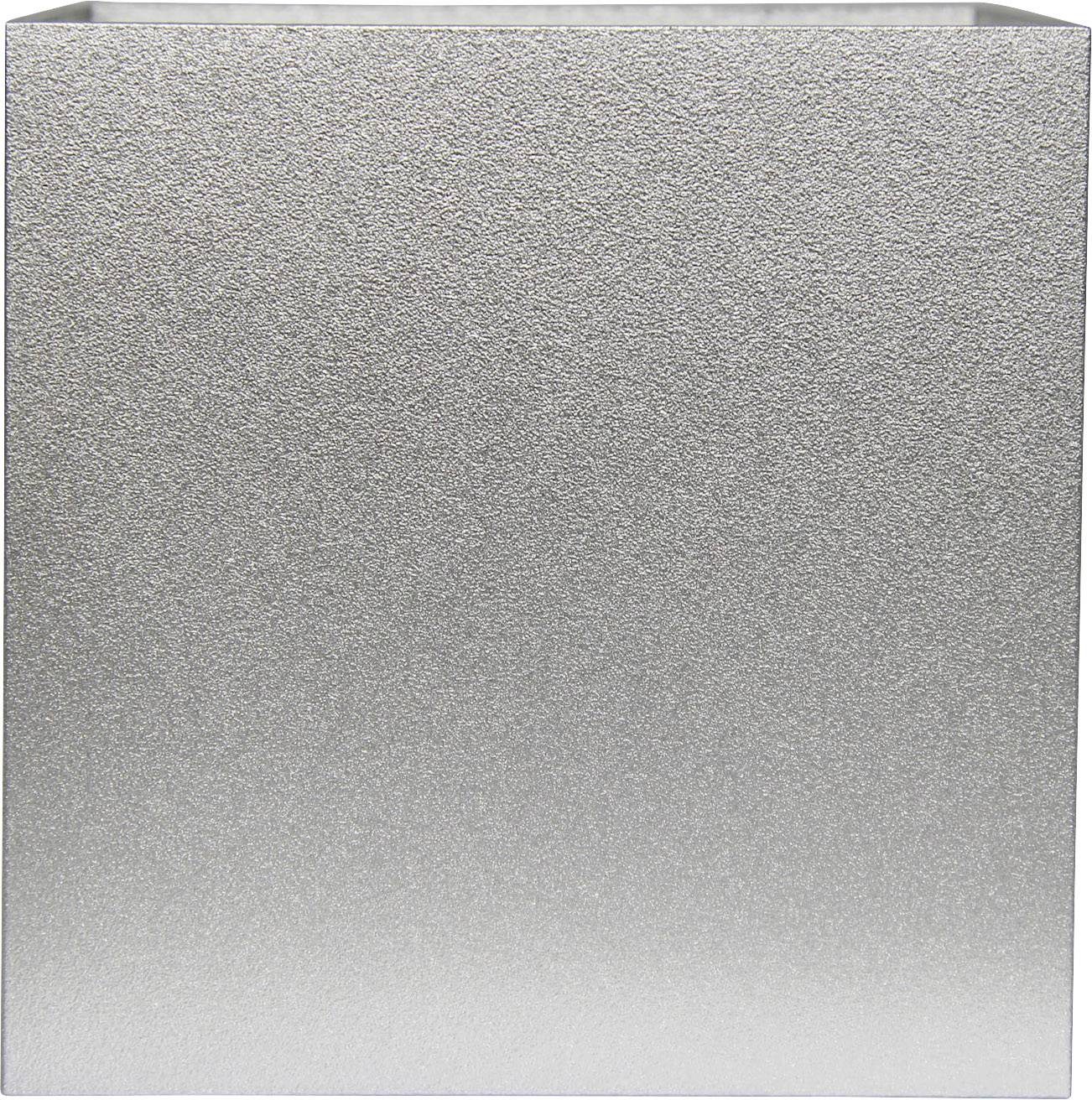 Metalowa, prostokątna waza o strukturowanej powierzchni. Jest srebrno-szara i pusta.
