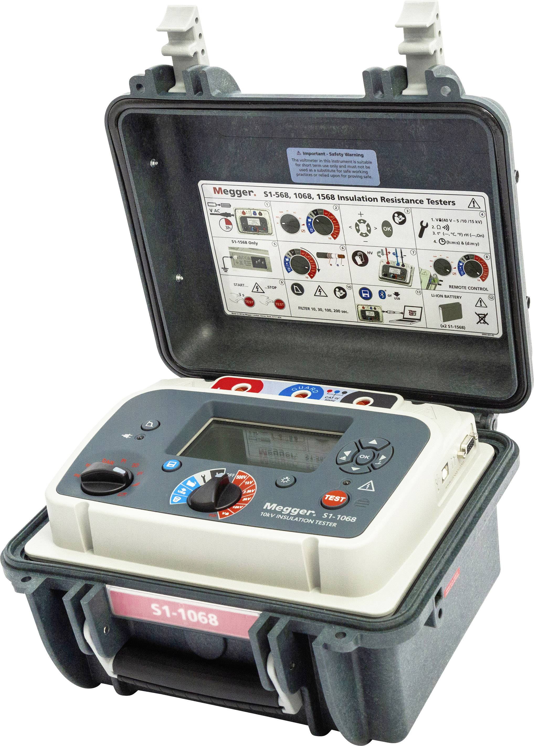 Urządzenie do pomiaru rezystancji izolacji w otwartej walizce. Wyświetlacz pokazuje dane pomiarowe. Widoczne są różne przyciski i złącza.