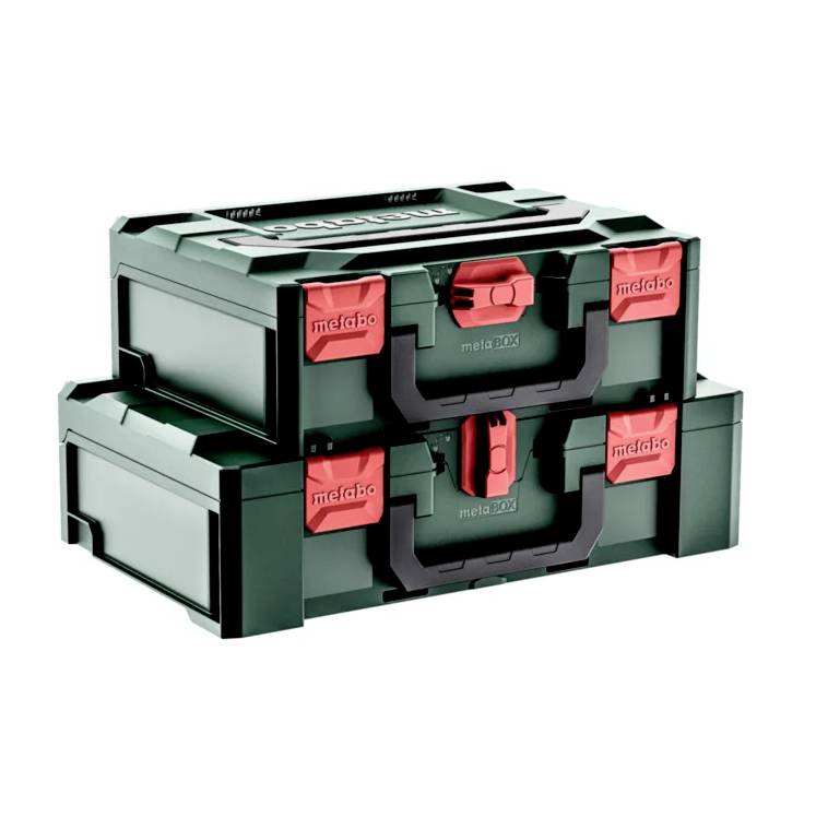 Dwa zielone walizki na narzędzia firmy 'Metabo' ułożone w stosie, z czerwonymi zamkami i uchwytami. Nazwa modelu widoczna na przedniej stronie.