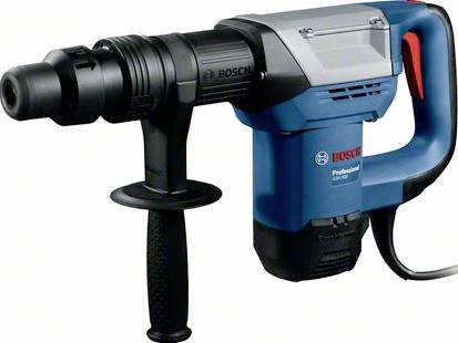 Niebieski, elektryczny młot udarowy marki Bosch Professional z czarną rękojeścią i czerwonymi akcentami. Przeznaczony do ciężkich prac wiertniczych.