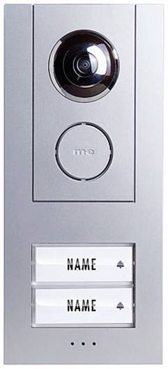 Srebrny domofon z kamerą i dwoma tabliczkami z nazwiskami.