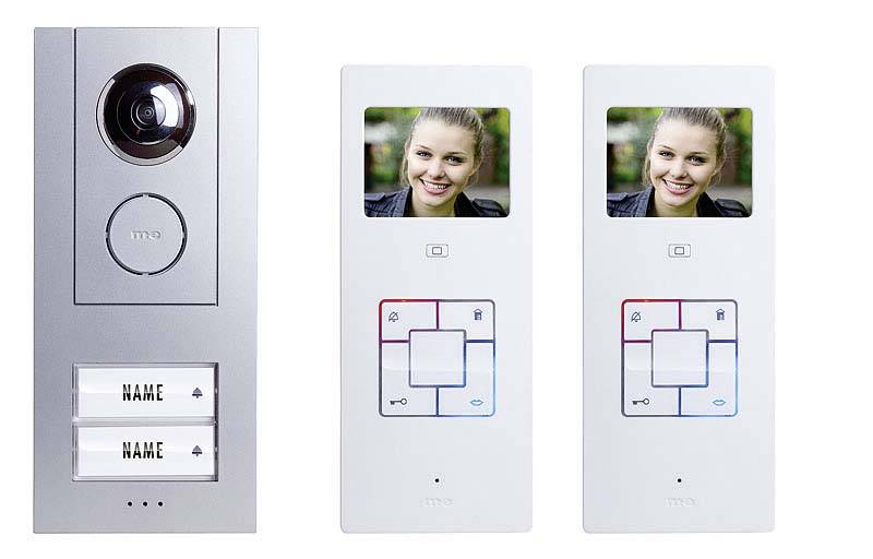 Wideodomofon z dwoma wewnętrznymi monitorami. Monitory wyświetlają obraz uśmiechniętej osoby. Na dzwonku znajdują się dwie tabliczki z nazwiskami.