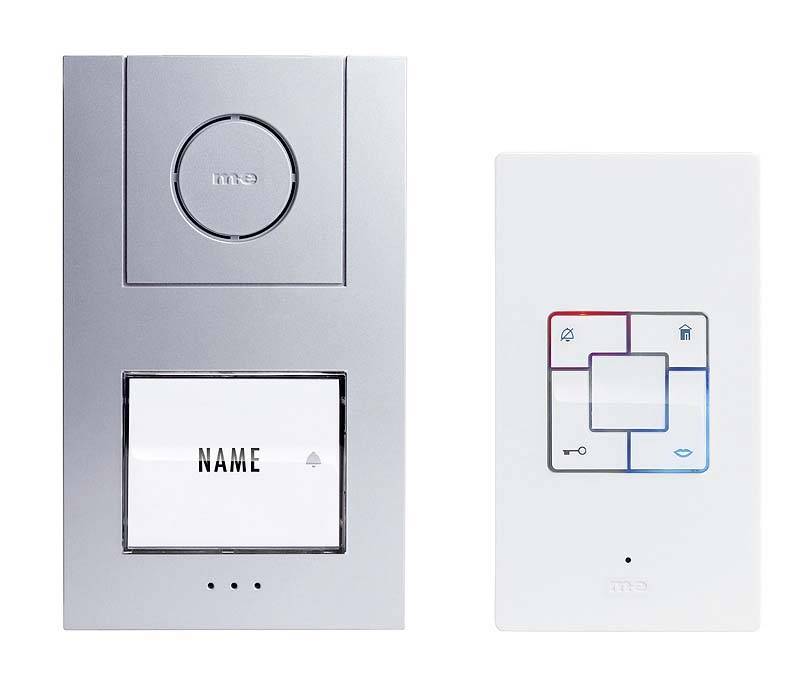 Rysunek przedstawia dwa nowoczesne panele domofonowe. Po lewej stronie znajduje się srebrny panel z ekranem, po prawej - biały panel z symbolami.