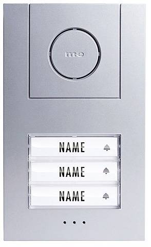 'System domofonowy z trzema tabliczkami dzwonkowymi, opisanymi napisem 'NAZWISKO', oraz centralnym przyciskiem dzwonka. Nowoczesny design w kolorze srebrnym.'