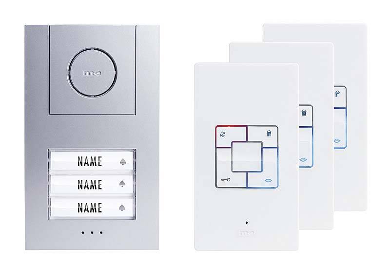 Po lewej stronie srebrny dzwonek z tabliczką nazwisk składającą się z trzech pól. Po prawej stronie trzy białe włączniki światła z symbolami różnych funkcji.