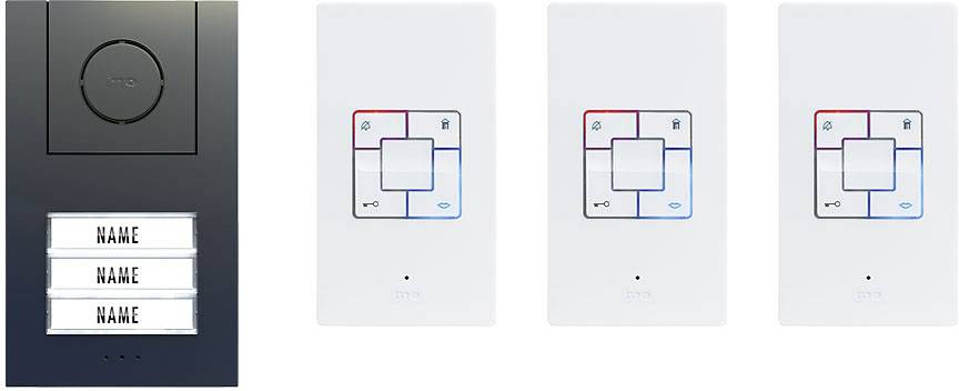 Panel domofonowy z trzema przyciskami z nazwiskami po lewej stronie. Trzy cyfrowe włączniki świateł o kwadratowym kształcie z niebieskimi podświetlanymi symbolami po prawej stronie.