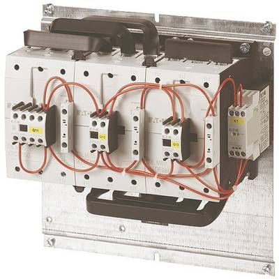Grupa ochronna z wieloma bezpiecznikami, czerwonymi przewodami i szyną montażową. Używana do sterowania urządzeniami elektrycznymi.