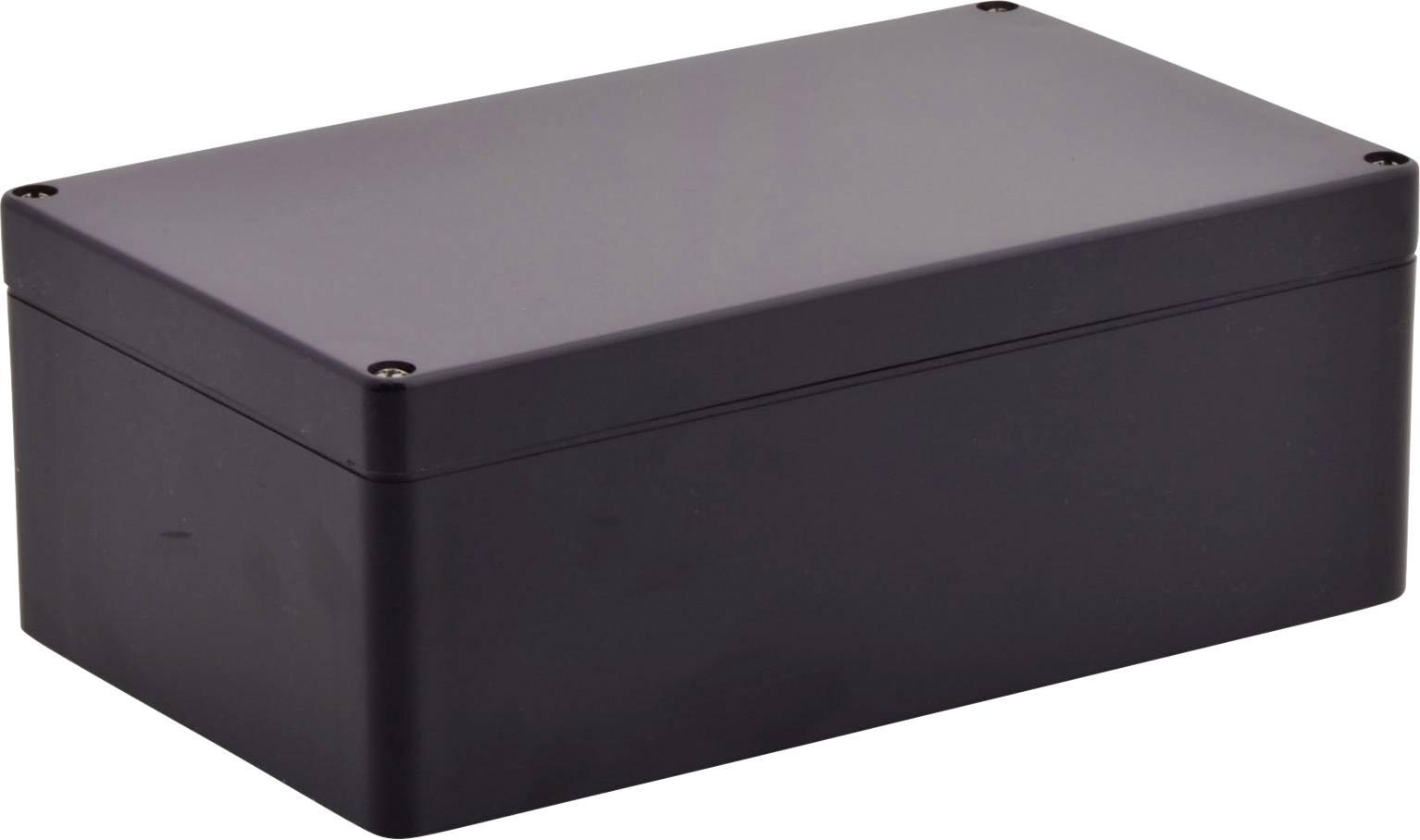 Prostokątna, czarna obudowa z tworzywa sztucznego o zaokrąglonych narożnikach, wyposażona w śruby w rogach służące do mocowania pokrywy.
