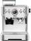 Srebrny ekspres do espresso z wyświetlaczem ciśnienia i różnymi przyciskami ustawień. Po prawej stronie znajduje się dysza do wytwarzania pary.