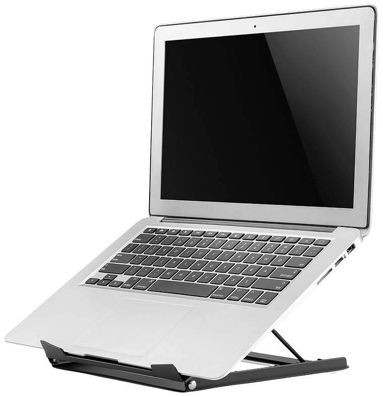 Srebrny laptop na czarnym stojaku, lekko pochylony, aby podnieść kąt nachylenia klawiatury. Ekran jest pusty, bez wyświetlanych treści.