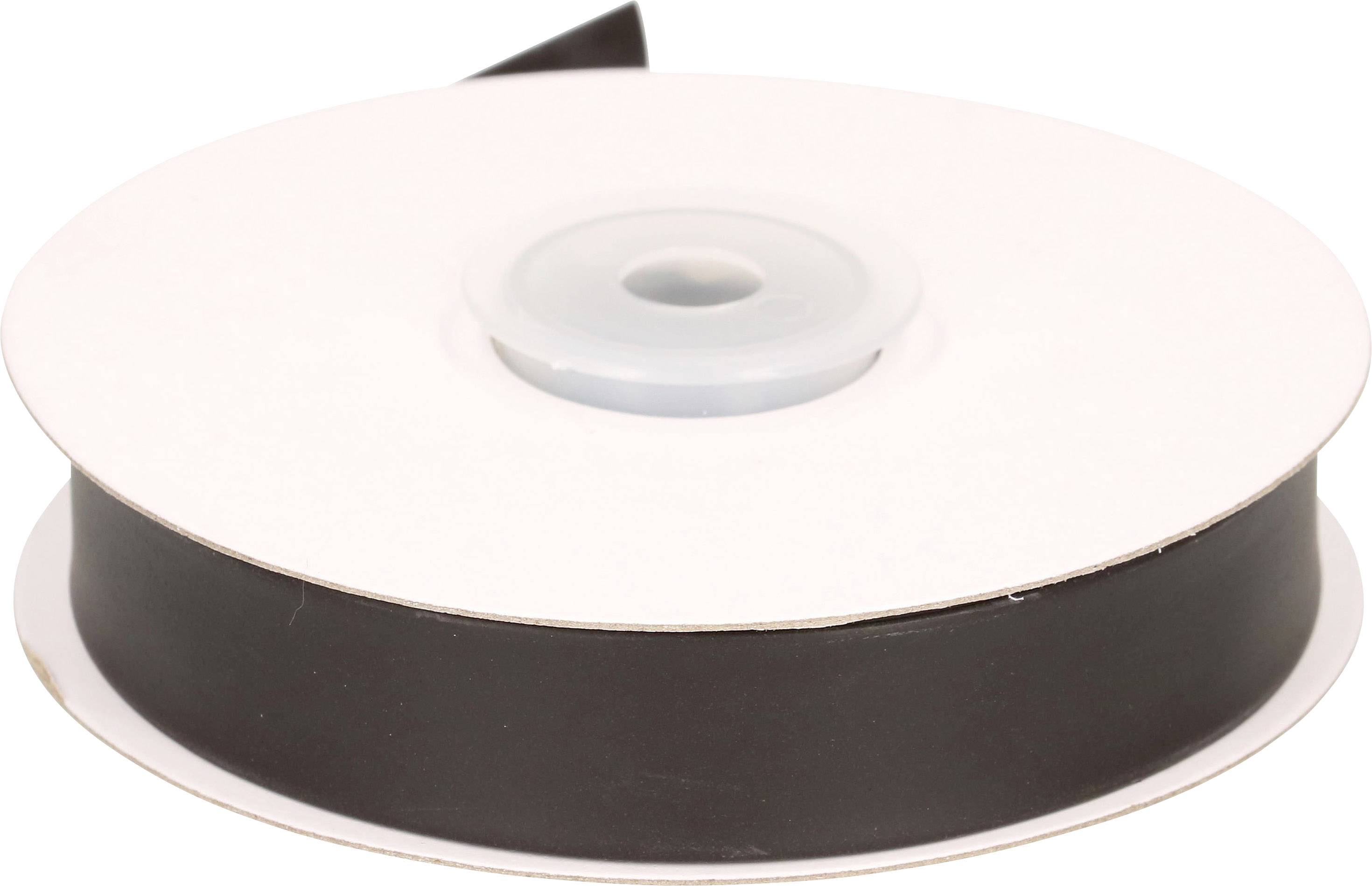 Biała szpula z czarną taśmą magnetyczną, centralnym plastikowym środkiem, na białym tle.