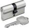 Zamek cylindryczny i pasujący do niego klucz na białym tle. Zamek jest srebrnego koloru z czarnym paskiem.