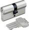 Srebrny zamek cylindryczny z trzema pasującymi kluczami, zaprojektowany do bezpiecznego zamykania drzwi. Marka „BASI" jest widoczna na kluczach.