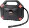 Czarny przenośny kompresor powietrza z cyfrowym wyświetlaczem i czerwonym akcentem, pokazujący wartość ciśnienia. Z regulowanym wężem po boku.