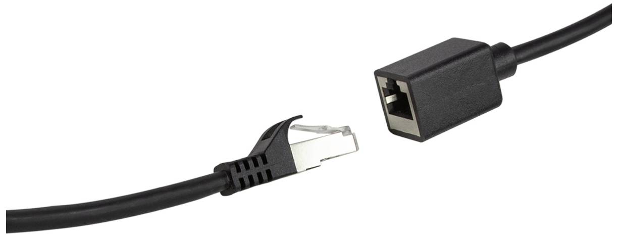 Czarny kabel Ethernet z wtykiem RJ45 jest podłączany do czarnego gniazda.