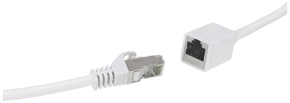 Białe złącze sieciowe Ethernet z wtykiem RJ45 zbliża się do odpowiedniego gniazda na białym tle.