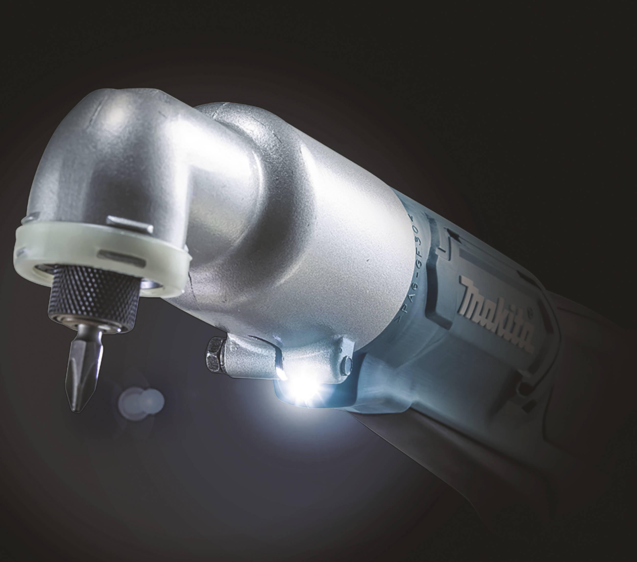 Zbliżenie wiertła metalowego na czarnym tle. Głowica wiertła jest podświetlona i prezentuje solidny, przemysłowy design.