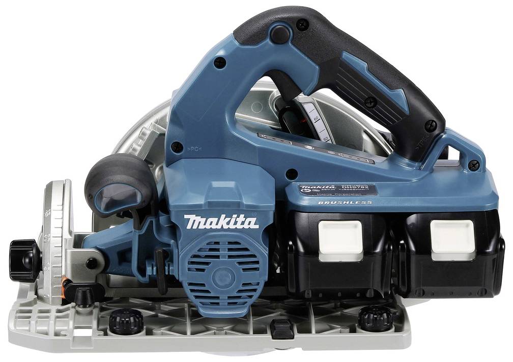 Niebiesko-szara przenośna piła tarczowa z podwójnymi bateriami i ergonomicznym uchwytem, stojąca na stole.