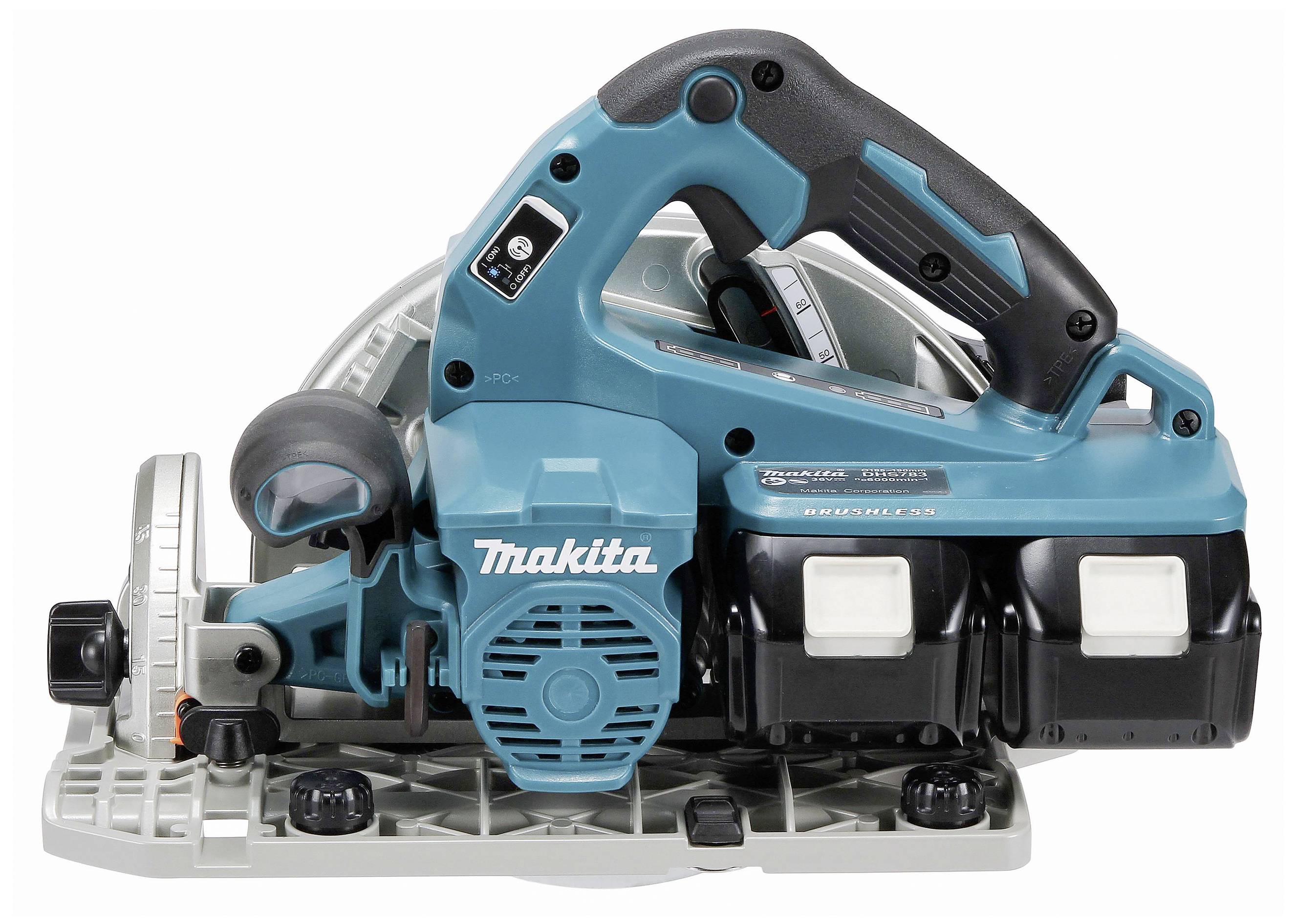 Niebieska akumulatorowa ręczna pilarka tarczowa Makita leżąca na płaskiej powierzchni, z dwoma akumulatorami i uchwytem bocznym, sfotografowana z boku.