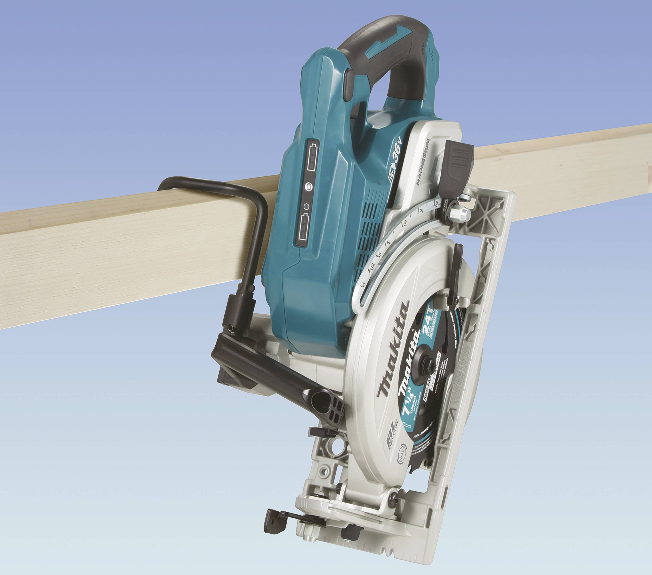 Akumulatorowa ręczna piła tarczowa przecina deskę drewnianą. Urządzenie jest w kolorze niebieskim i srebrnym.