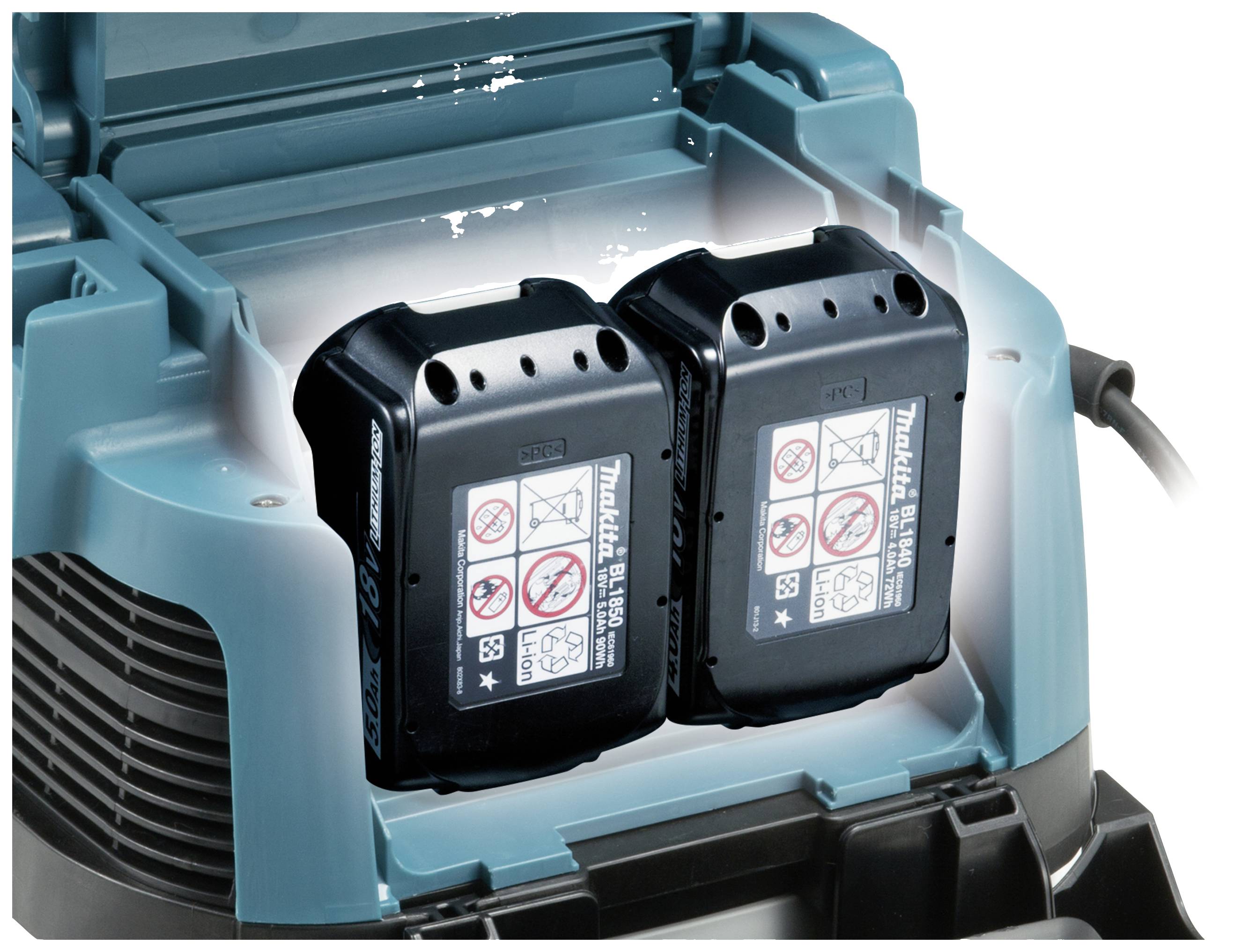 Dwa akumulatory włożone w otwartym i częściowo przezroczystym urządzeniu elektrycznym, z widocznymi wskazówkami dotyczącymi akumulatorów.