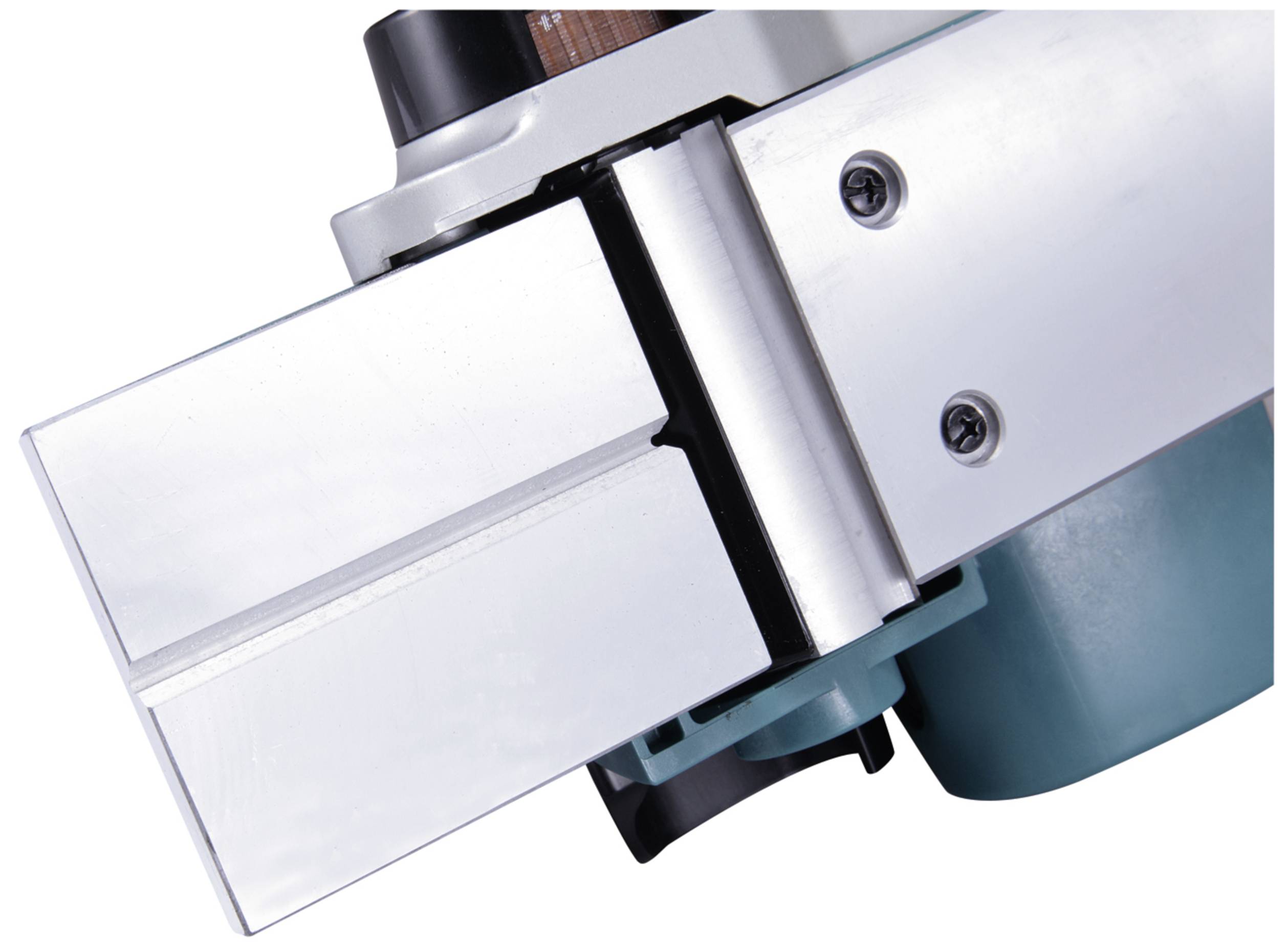 Elektryczne urządzenie strugające z srebrnym ostrzem i zielonym korpusem, sfotografowane w ujęciu bliskim z boku.